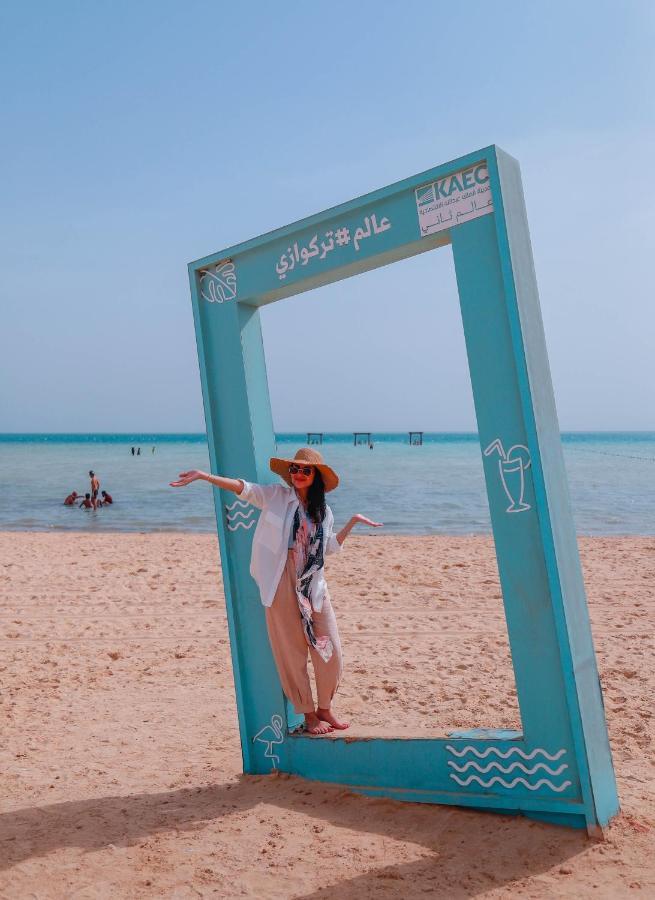 Bay La Sun Hotel&Marina - KAEC King Abdullah Economic City Bagian luar foto A tourist at the beach
