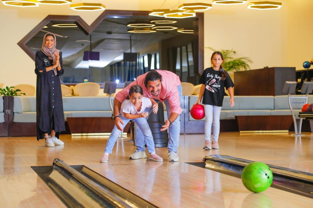 Bay La Sun Hotel&Marina - KAEC King Abdullah Economic City Bagian luar foto Family at the bowling alley