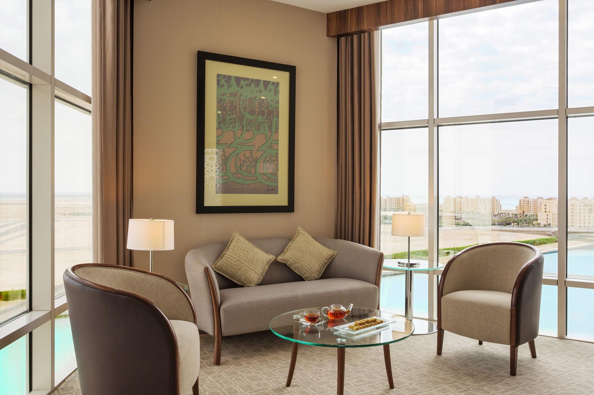 Bay La Sun Hotel&Marina - KAEC King Abdullah Economic City Bagian luar foto A living room in a suite at the hotel