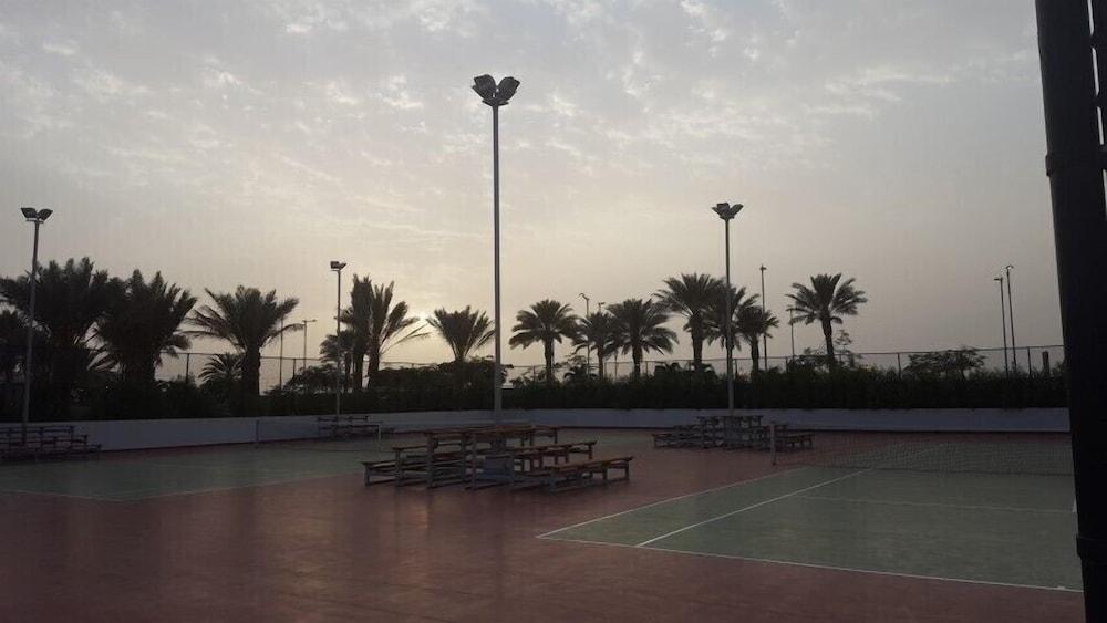 Bay La Sun Hotel&Marina - KAEC King Abdullah Economic City Bagian luar foto Tennis courts at the Al-Shaab Sports Club