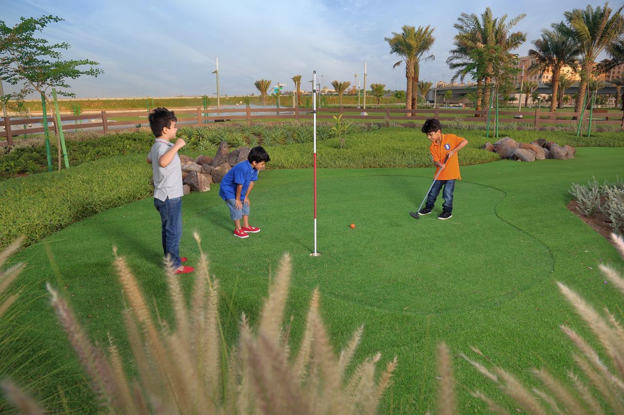 Bay La Sun Hotel&Marina - KAEC King Abdullah Economic City Bagian luar foto Golf putting green at Al Forsan National Club